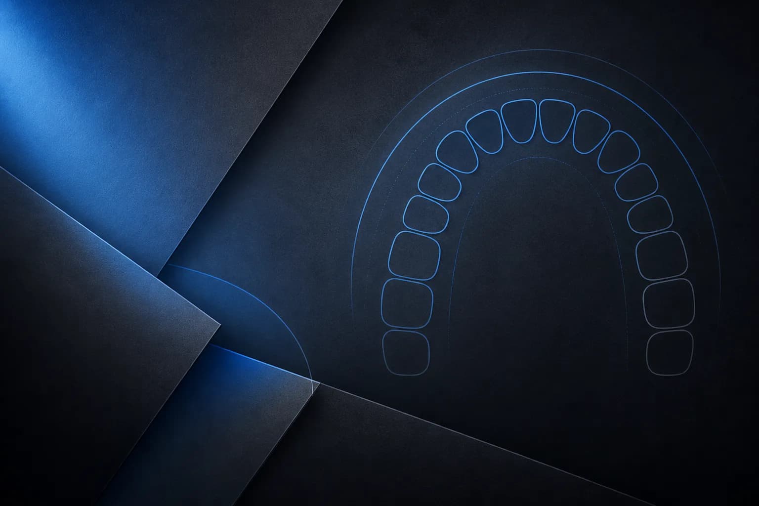 Arco dental esquemático en azul sobre planos geométricos oscuros, sugiriendo software clínico.